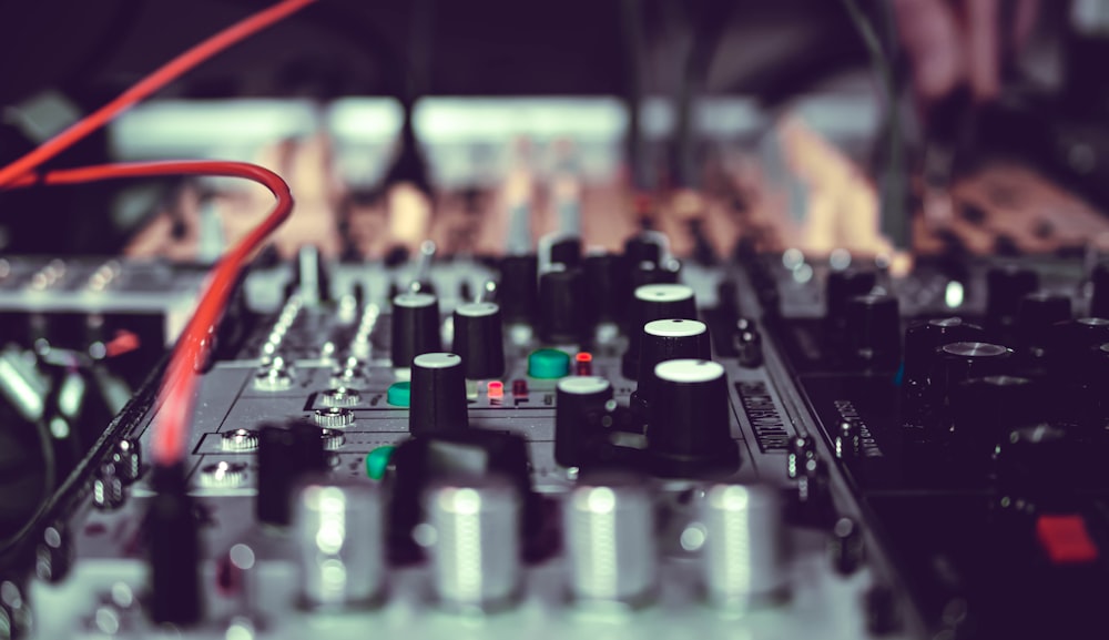 foto de close-up do mixer de áudio cinza