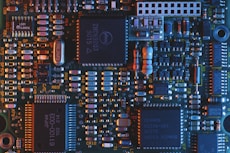 Una placa base con microchips.