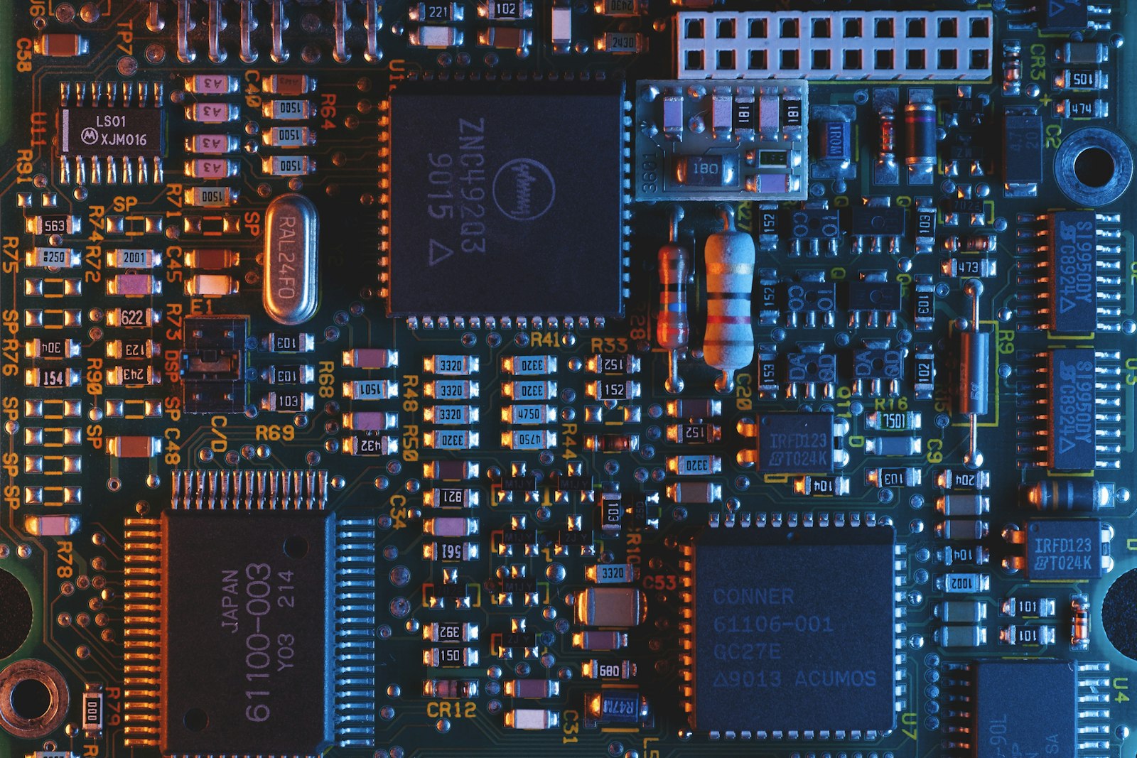Placa de circuito con resistores visibles y componentes electrónicos en tonos azul oscuro