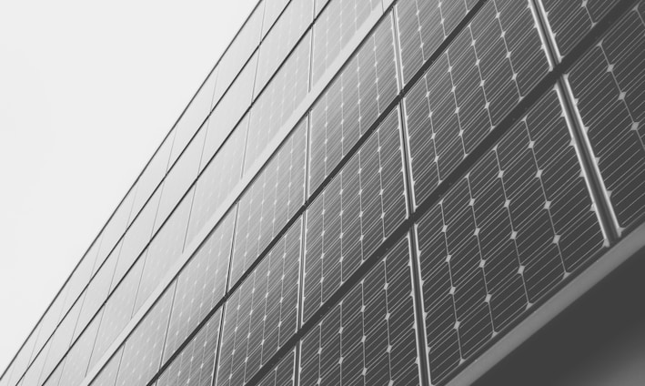 close-up photography of black and gray concrete building