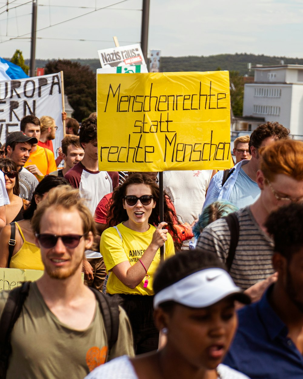 Frau mit Schild