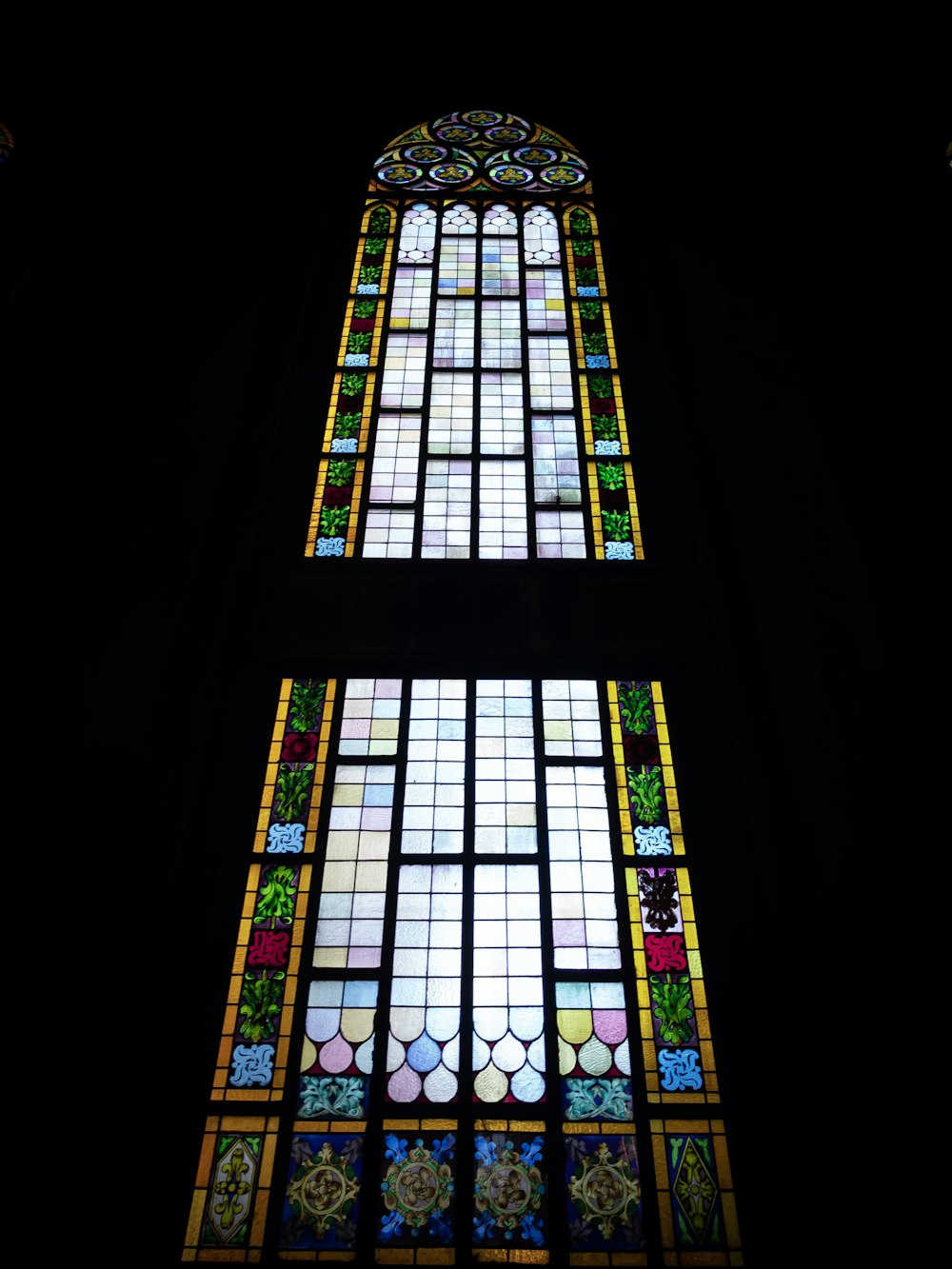 Fotografía de primer plano de marco de ventana decorativa blanca y multicolor