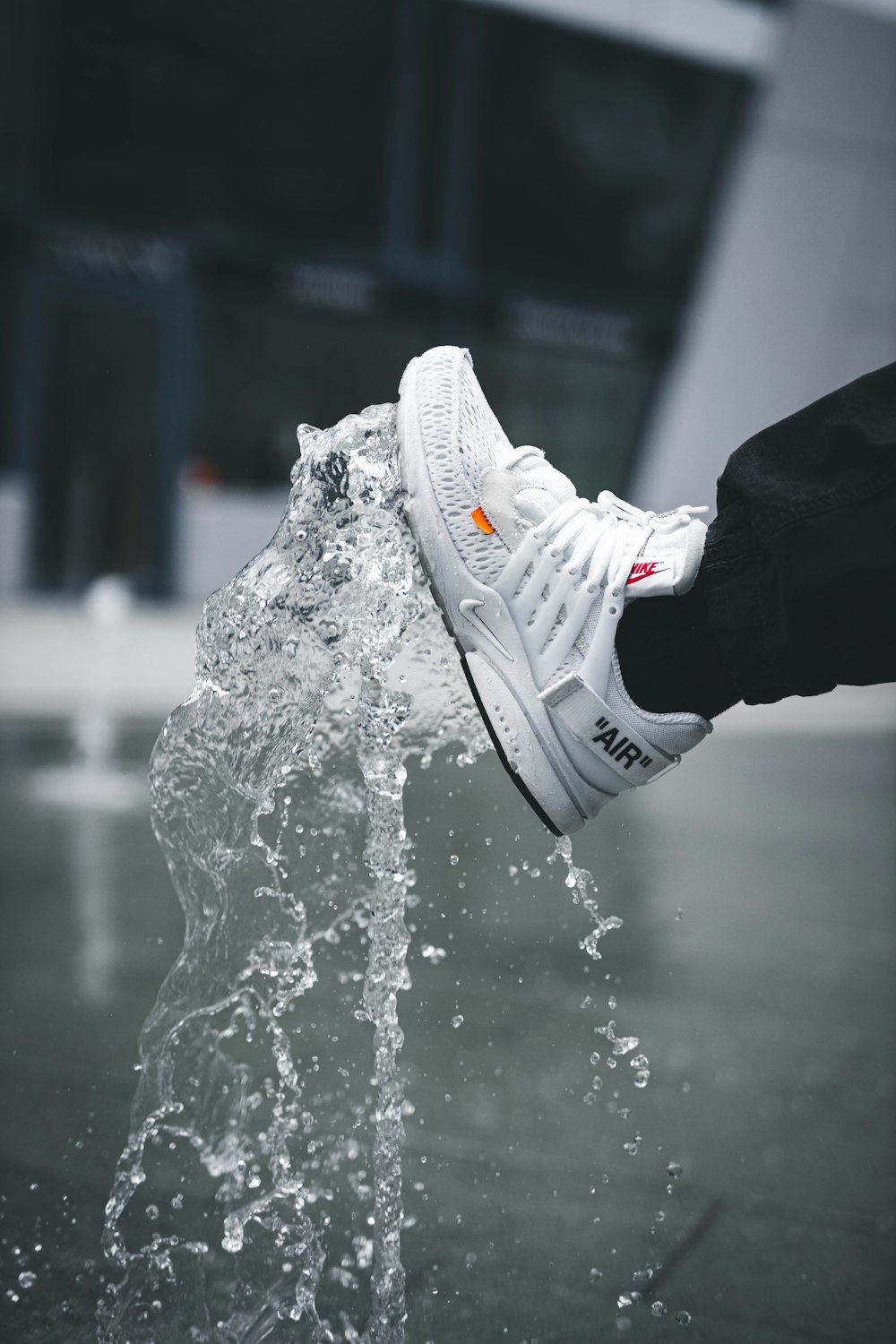 Foto Pessoa usando tênis Nike Air branco durante o dia – Imagem de