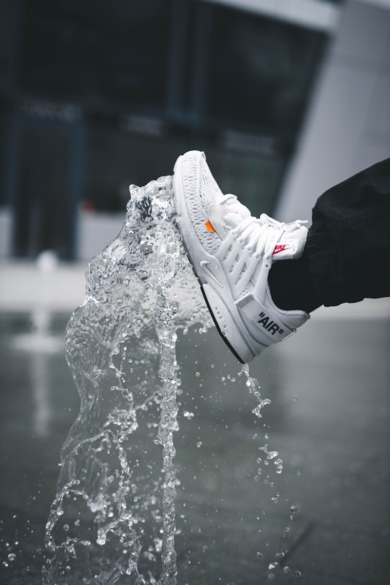 Sneaker mit heller Sohle im Tageslicht