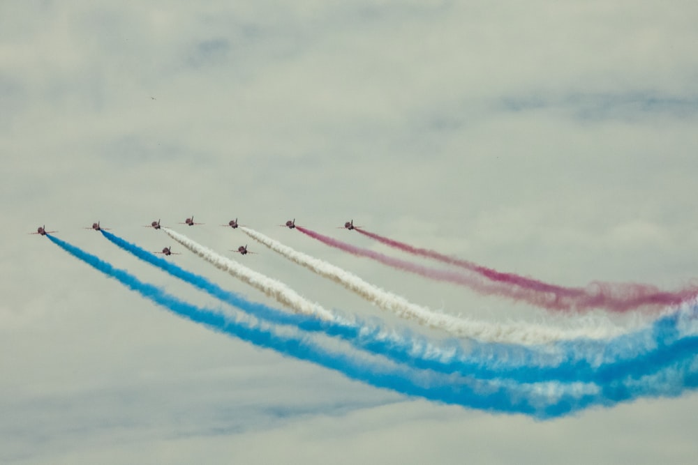 Un grupo de aviones volando a través de un cielo nublado