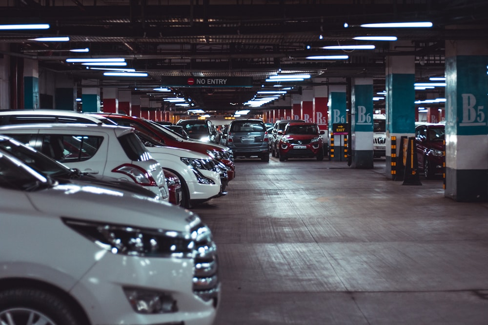 diversi veicoli che parcheggiano nell'area garage dell'edificio