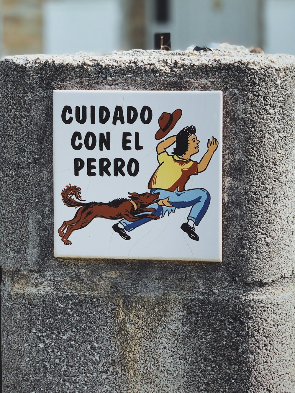 cuidado con el perro signage close-up photography