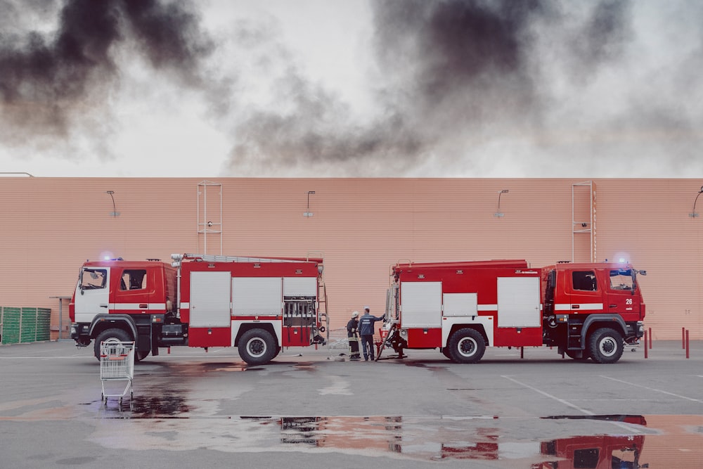 zwei rote und weiße Feuerrufe während des Tages