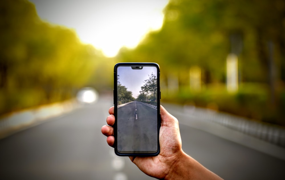 black Android smartphone during daytime