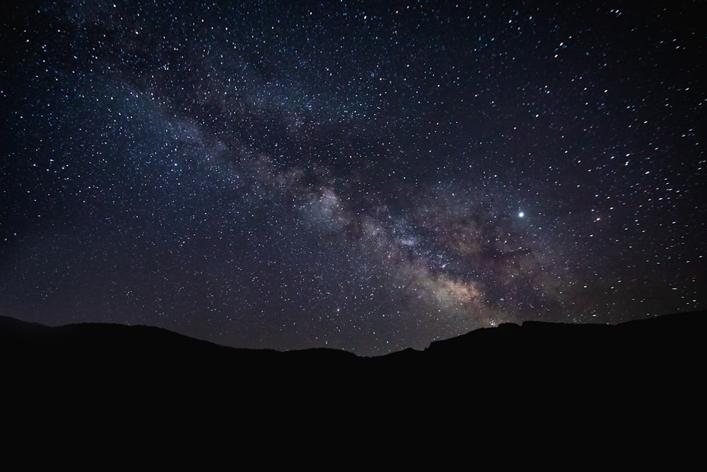 o céu noturno com estrelas e o leitoso