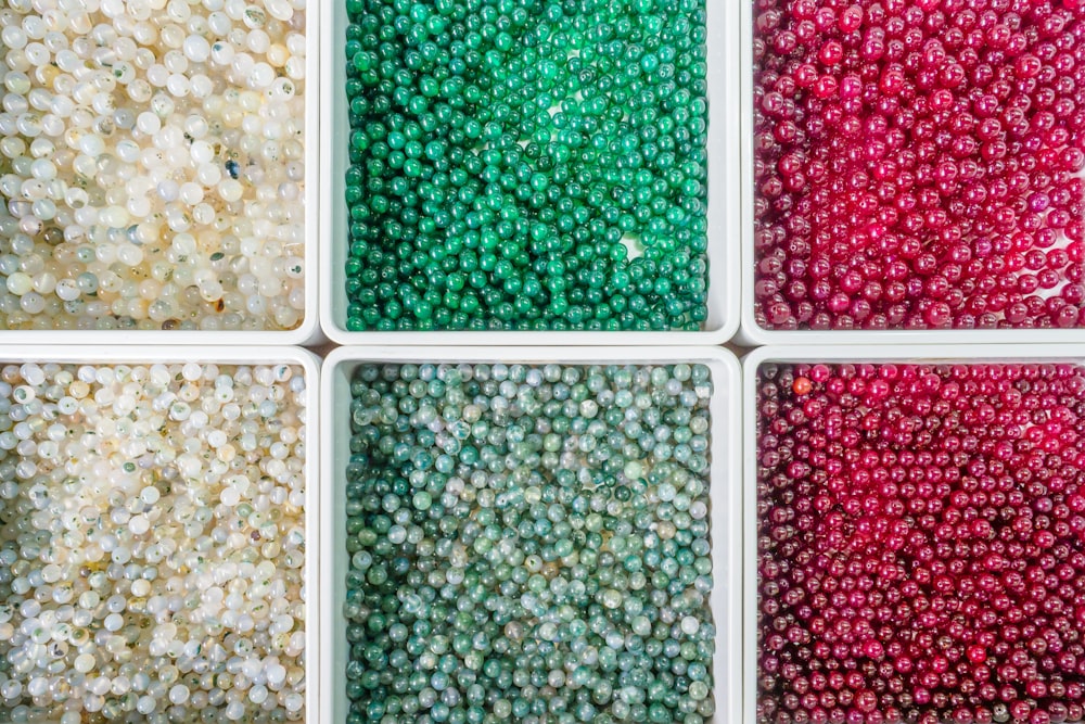 un tas de perles de différentes couleurs dans une boîte