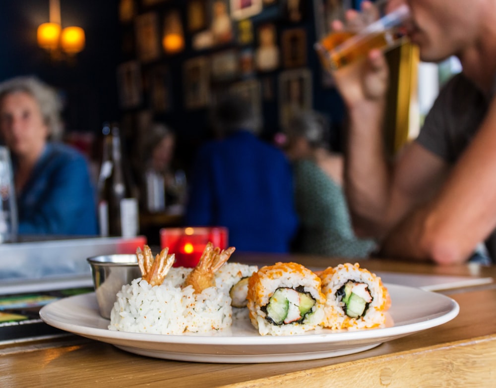 Plat à sushi sur assiette en céramique blanche