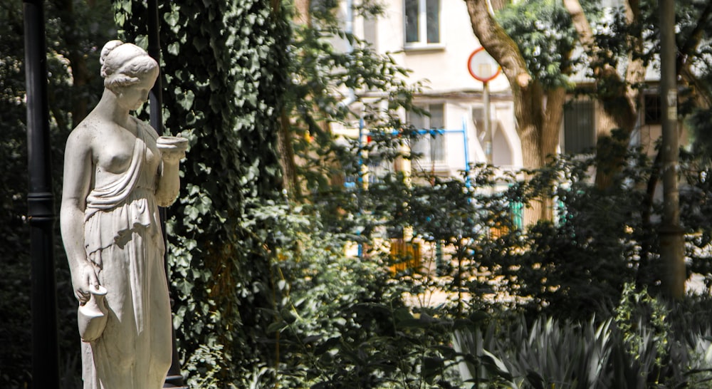 Una estatua de una mujer sosteniendo una copa