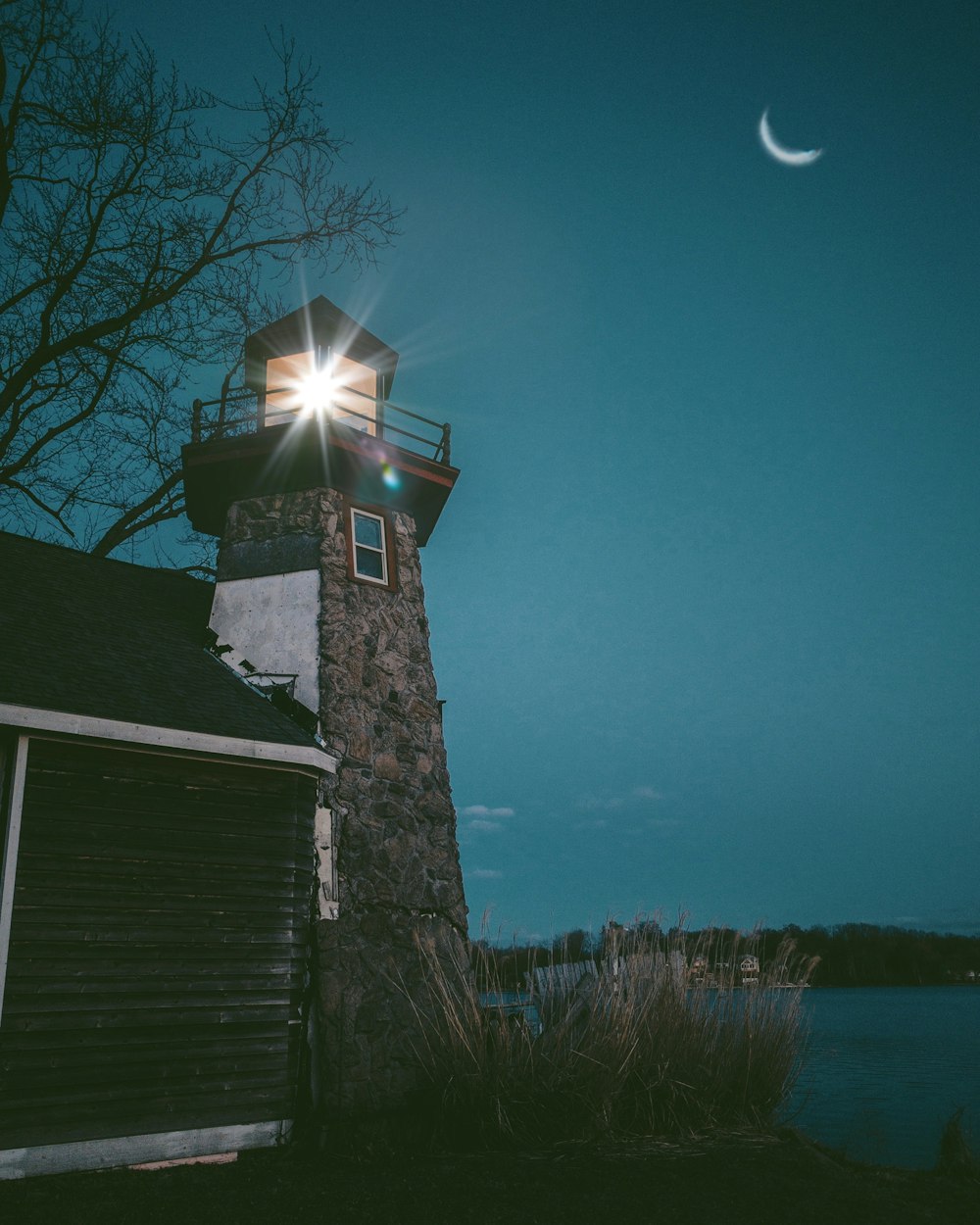 Fotografía arquitectónica del faro marrón y negro