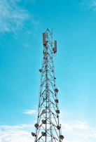 A clear view of a 6 km point-to-point internet link aerial setup between two towers.