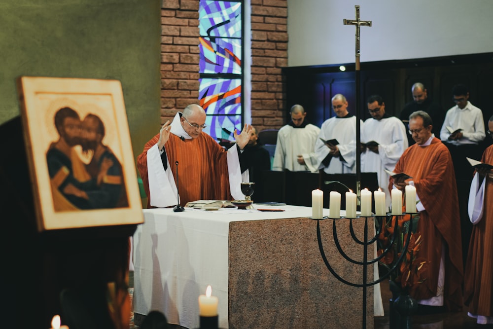 les gens à l’église