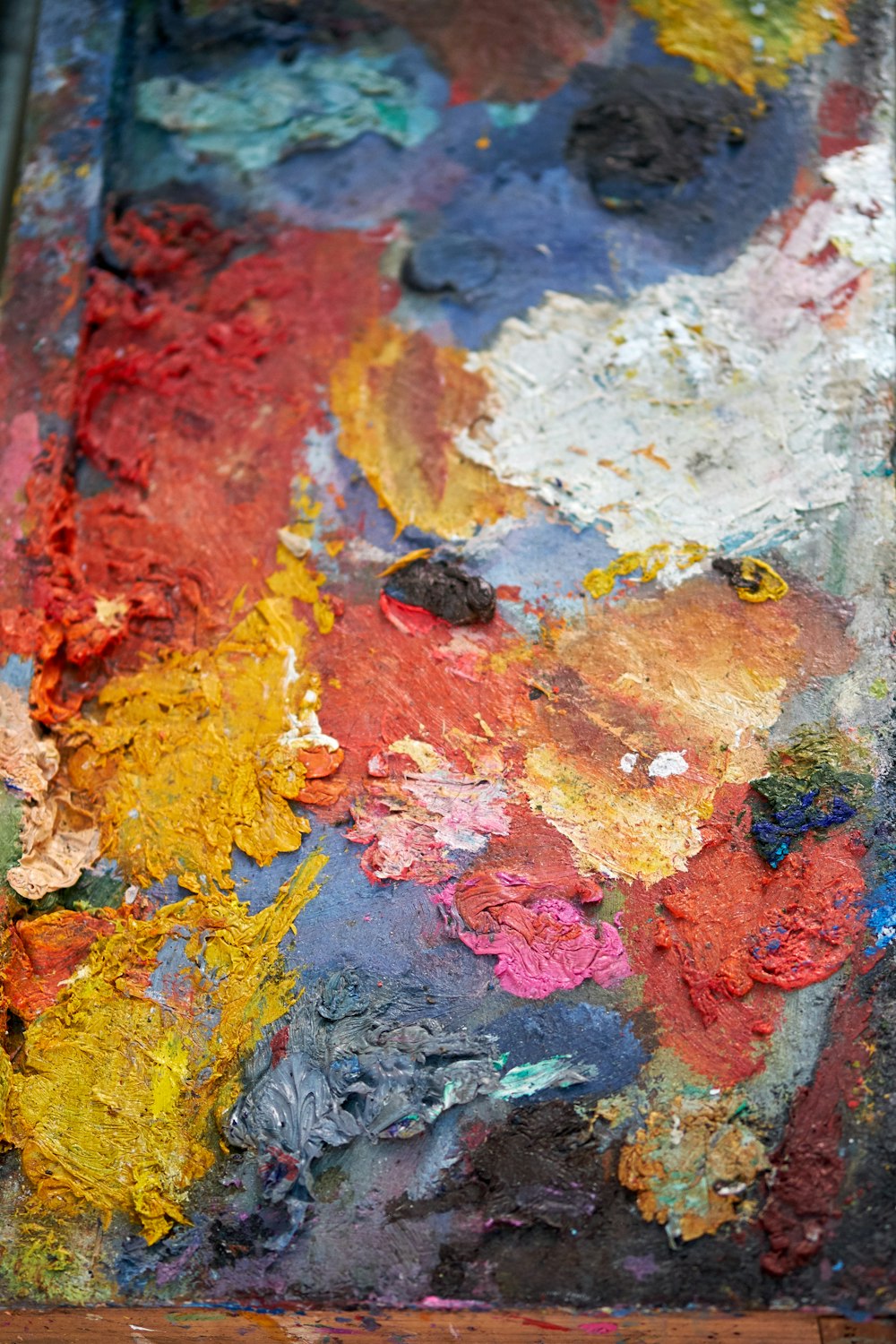 Un gros plan d’une palette de peinture avec beaucoup de couleurs