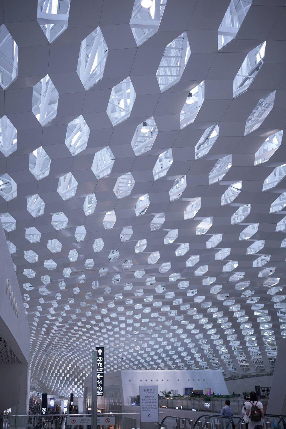 O teto do aeroporto é feito de blocos de vidro