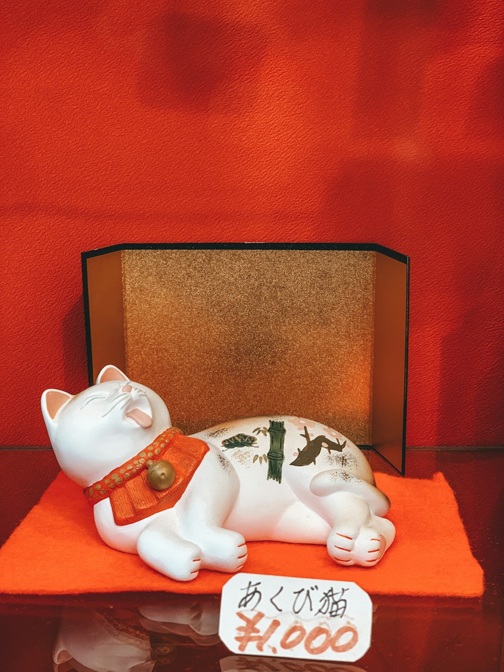 figurita de gato blanco
