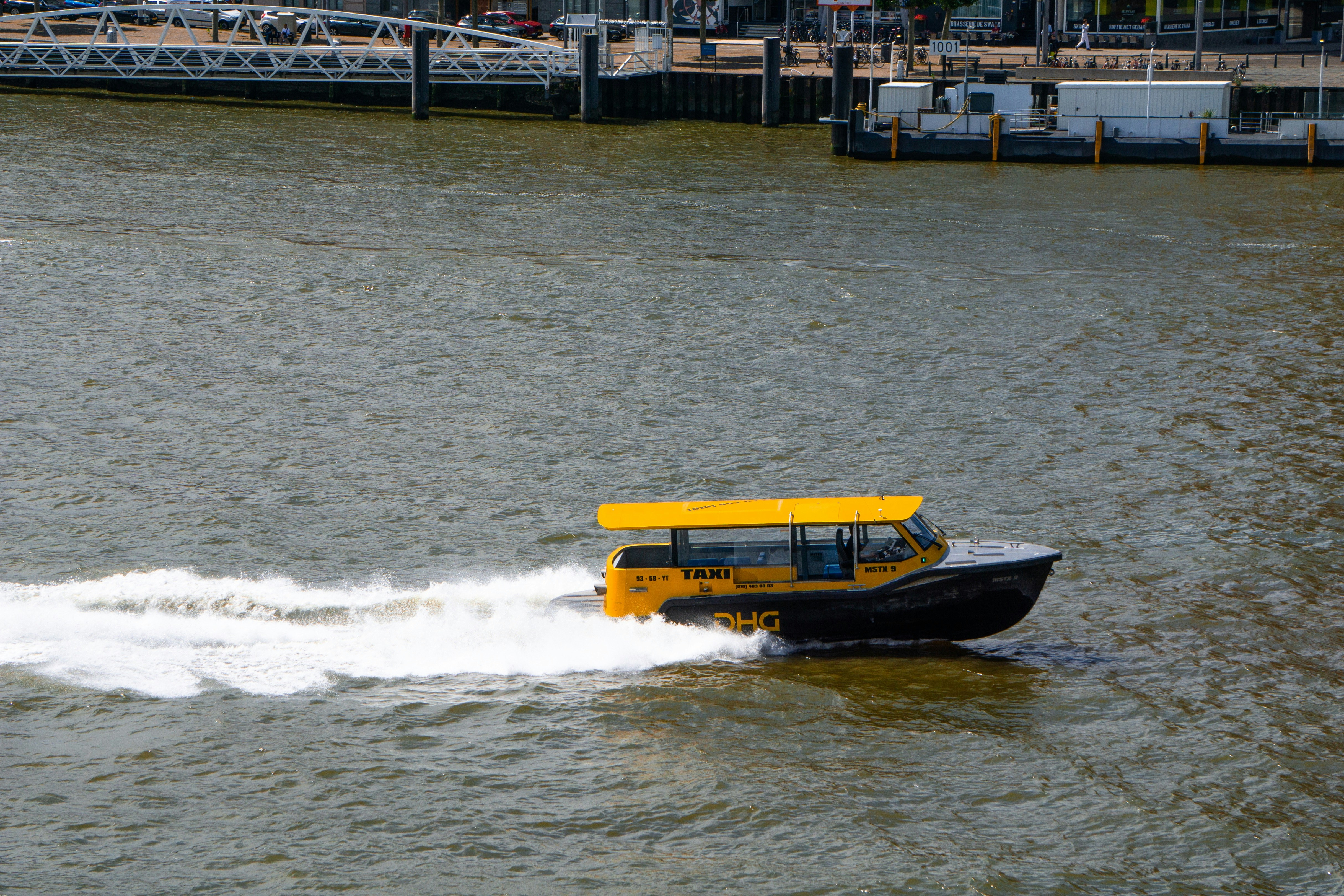 schwarz-gelbes Boot auf dem Wasser