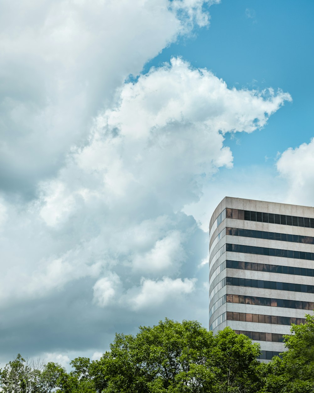 Edificio de varios pisos de hormigón blanco bajo el cielo nublado durante el día