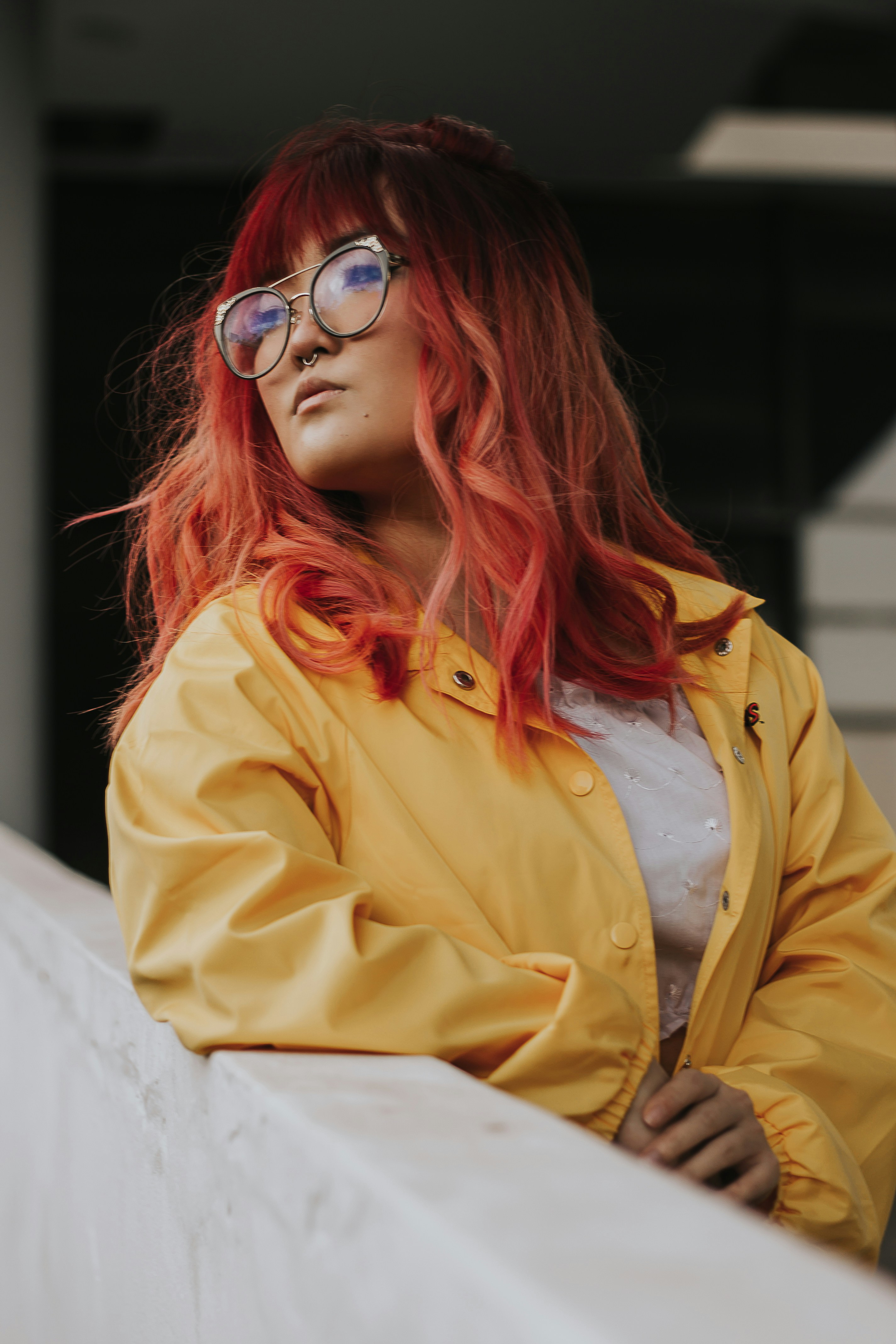 wanita bersandar di pagar