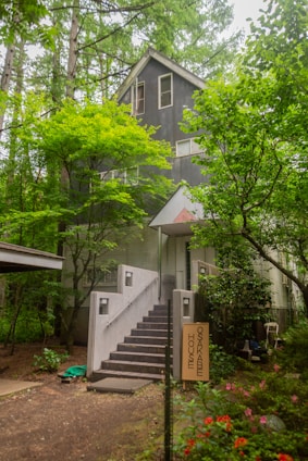 Fabio Murakami smiling warmly in front of a beautiful modern home.