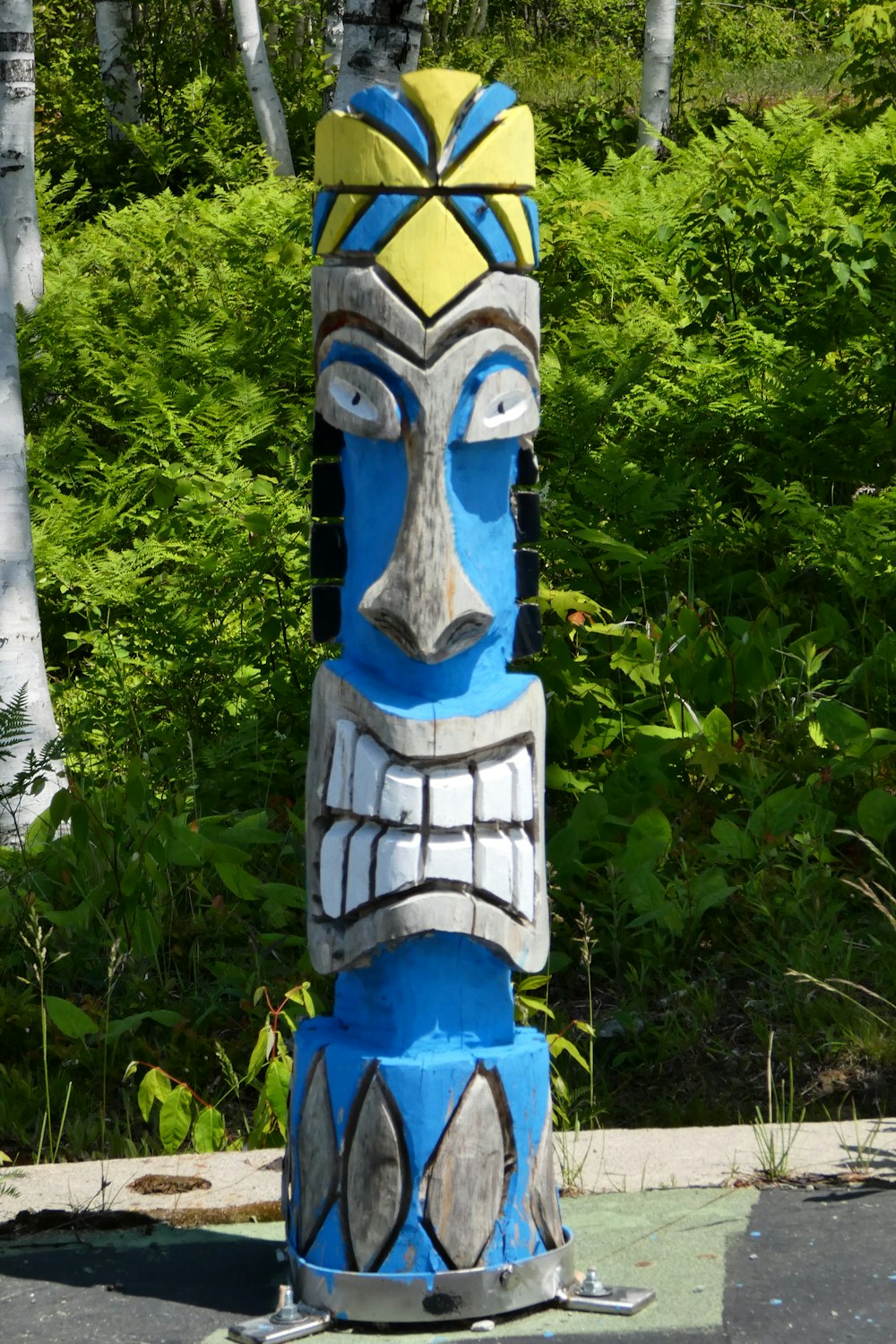 blue, white, and yellow tiki statue