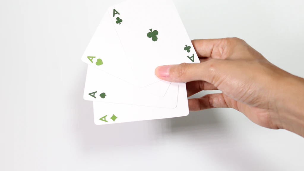 Joueur de poker réfléchissant à sa décision selon sa position à la table