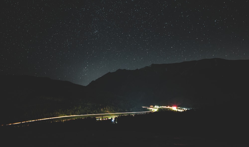 città illuminata di notte