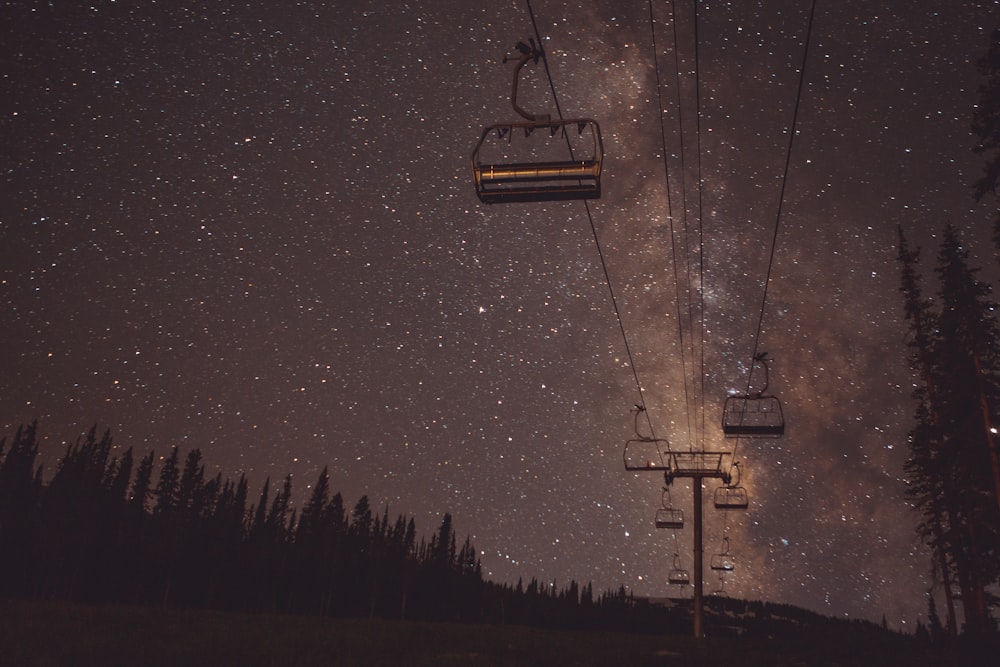 Teleféricos vendo árvores à noite