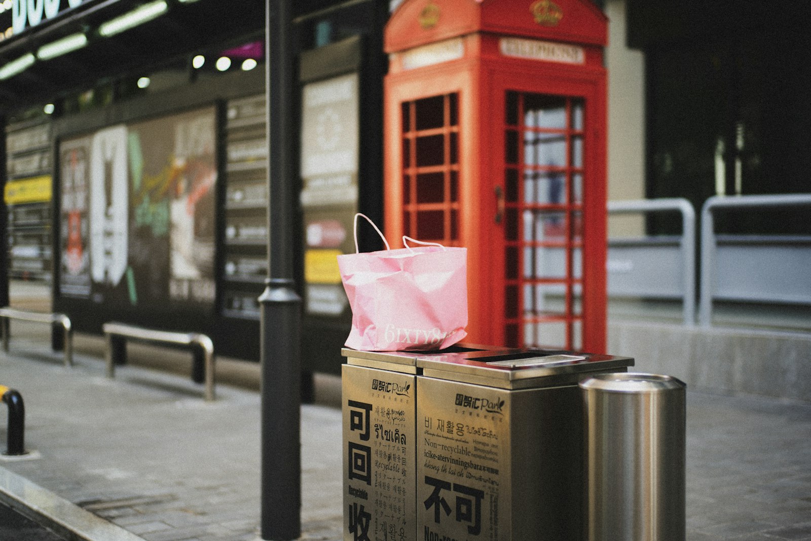 Leica Summilux-M 50mm F1.4 ASPH sample photo. Pink bag on gray photography