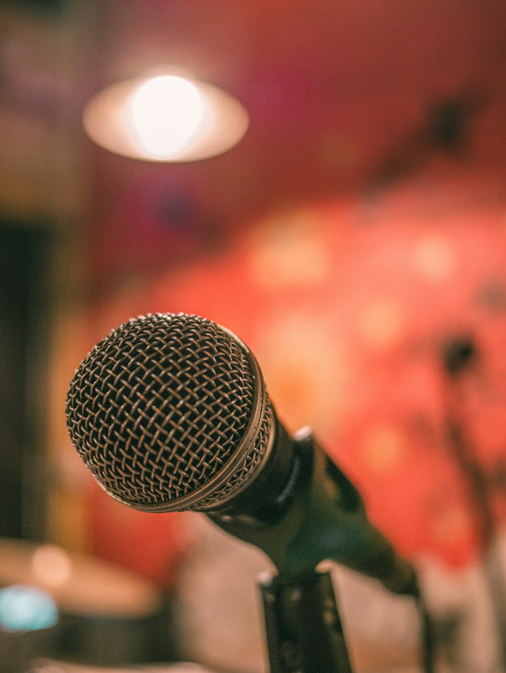 microphone noir et gris sur pied de microphone