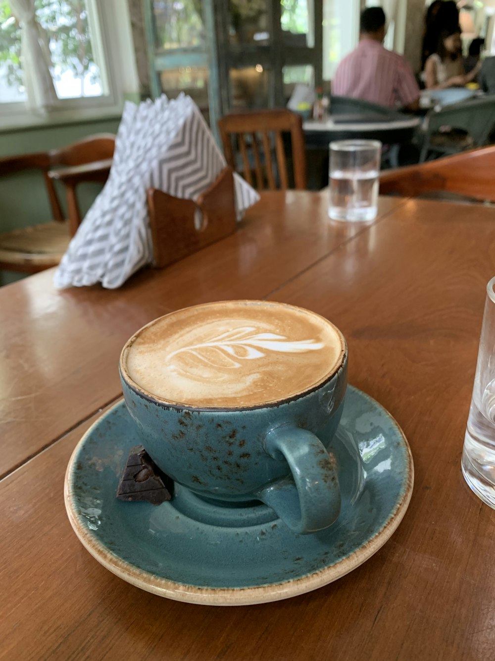 Blaugrüne Keramiktasse in Untertasse