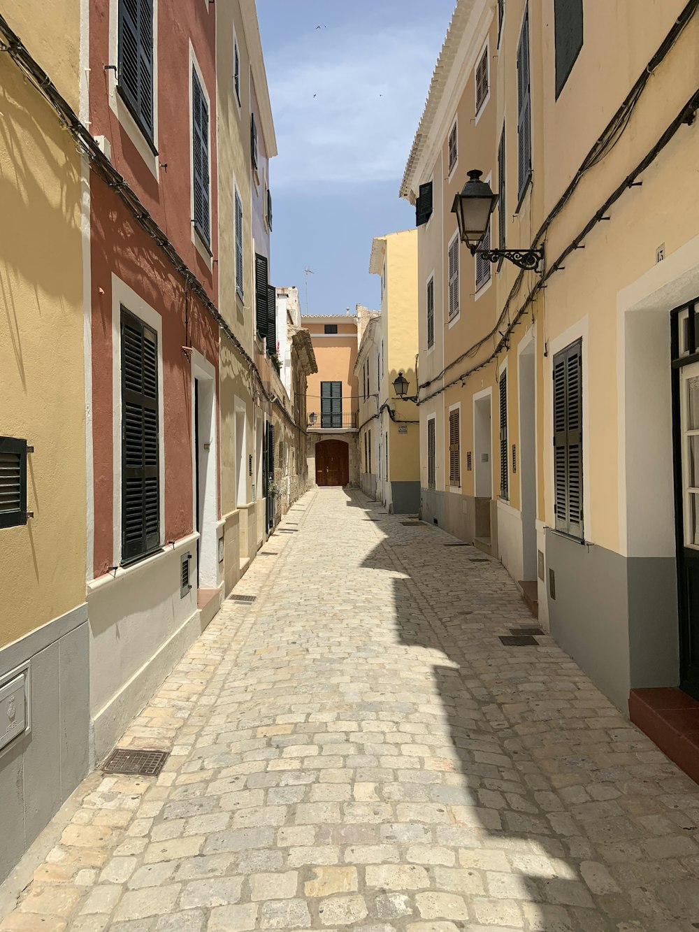 Caminho de concreto cinza entre edifícios de concreto de cores variadas