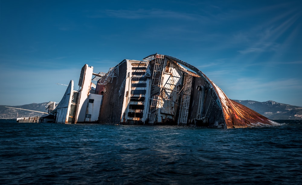 navio naufragado no mar