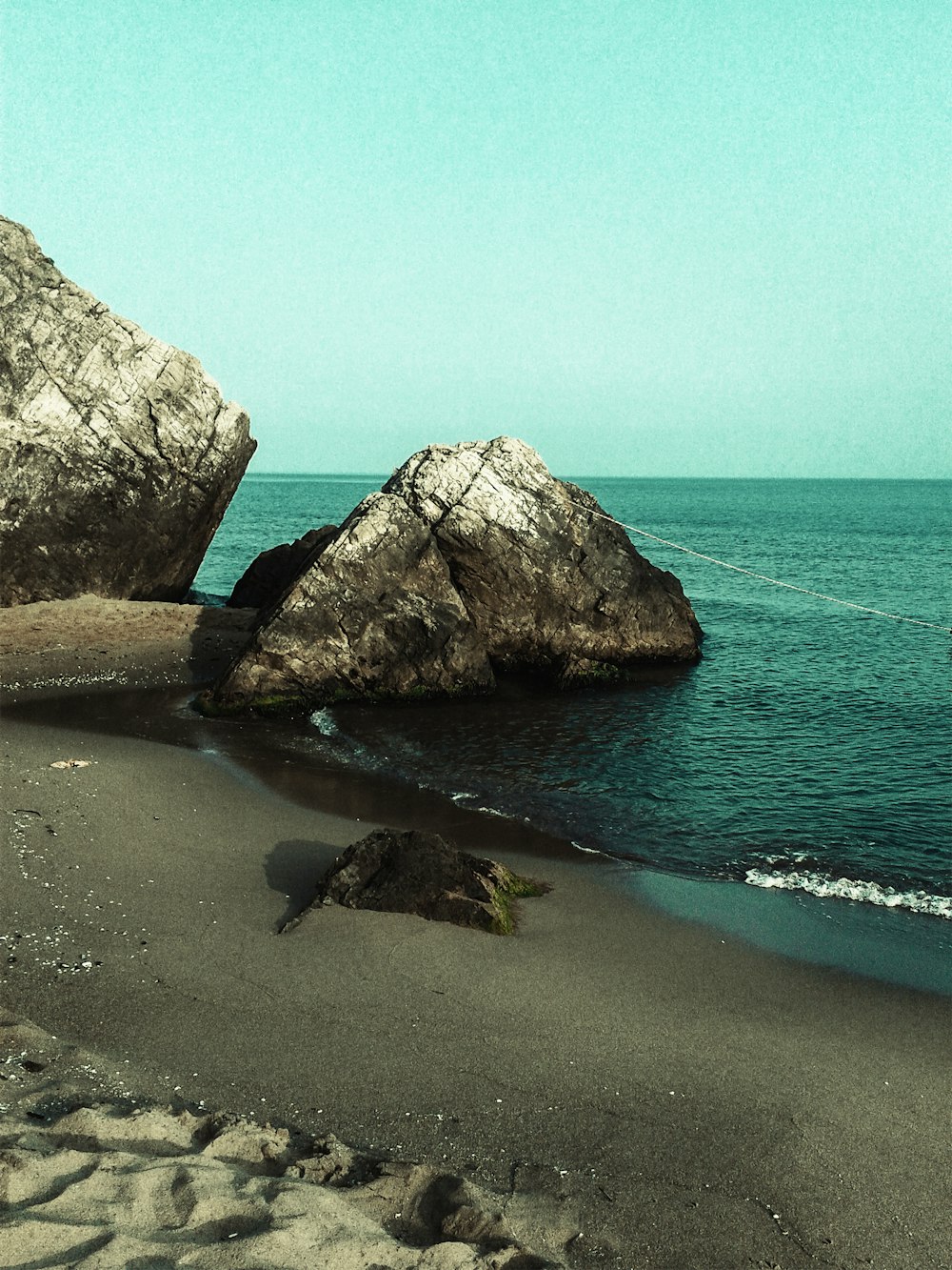 Roca gris en la orilla del mar durante el día