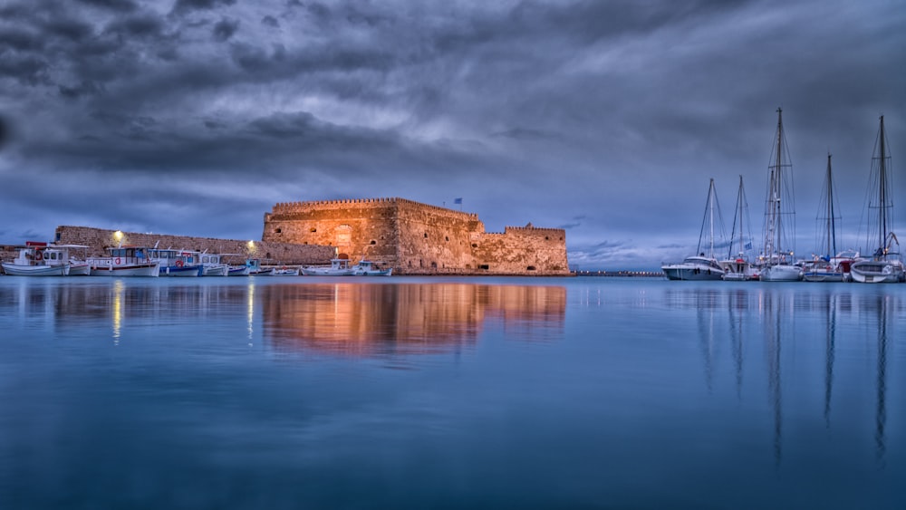 Edificio de hormigón marrón en el mar