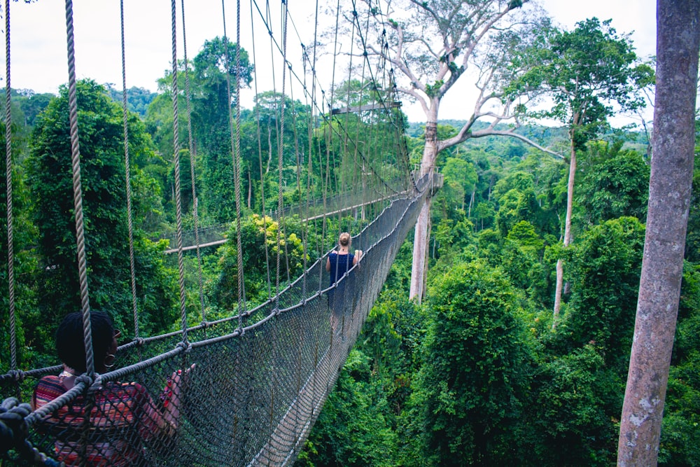 femme marchant sur le pont suspendu