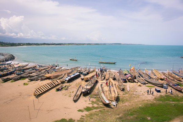Fishing canoes drawn up on the beach — Cape Coast, Ghana