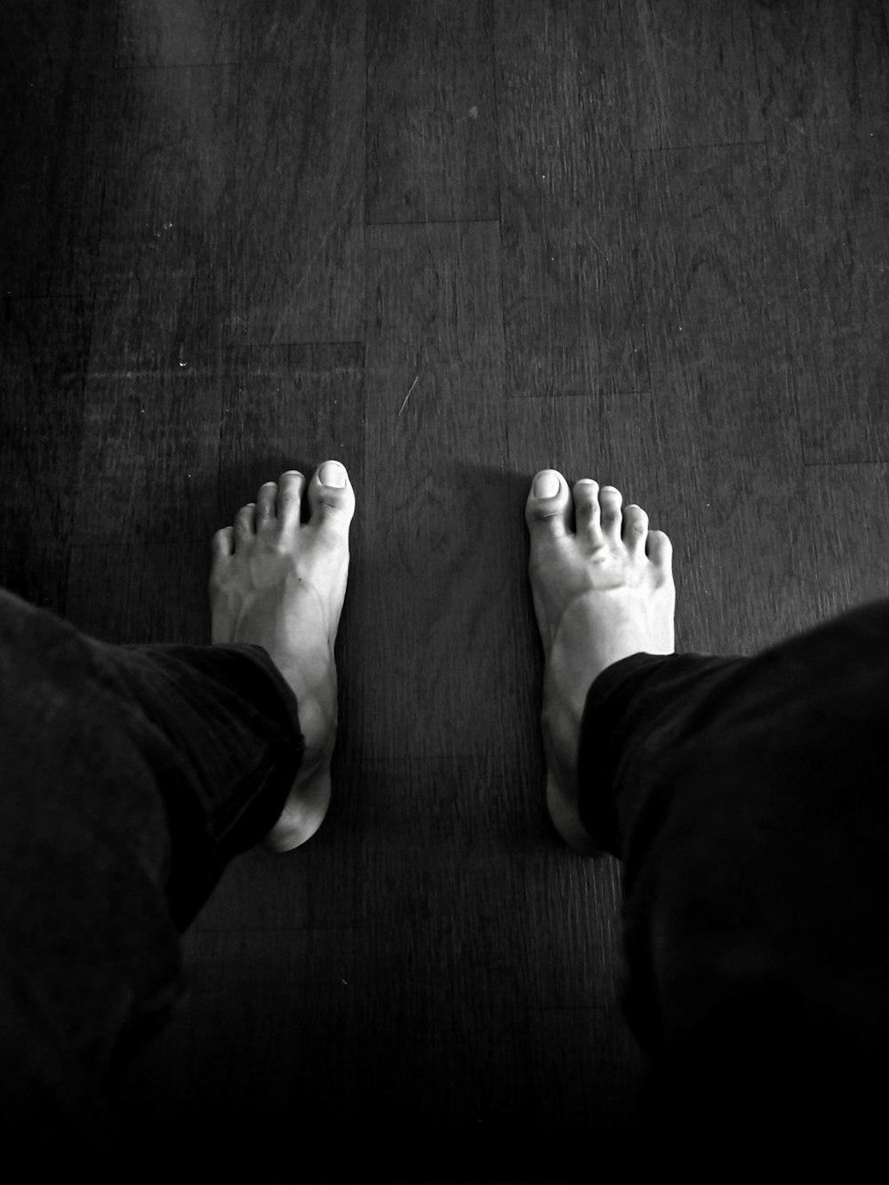 Photographie en niveaux de gris d’une personne portant un pantalon