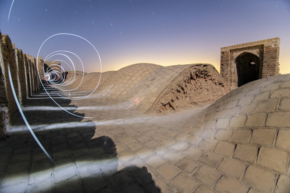 Ein 360-Grad-Blick auf einen Tunnel in einer Wüste