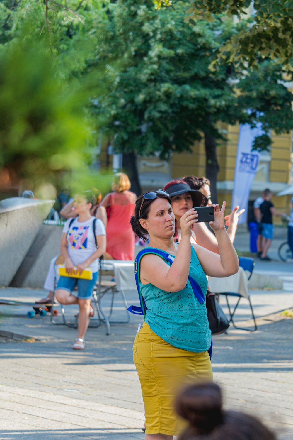 mujer tomando fotografía durante el día