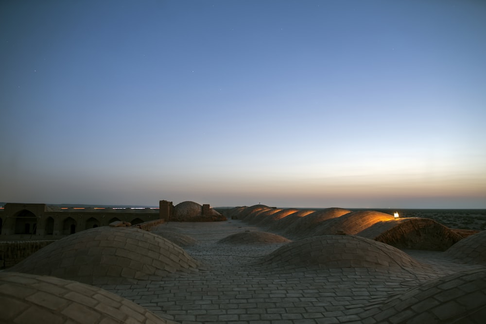 Fotografía panorámica de la colina durante la noche