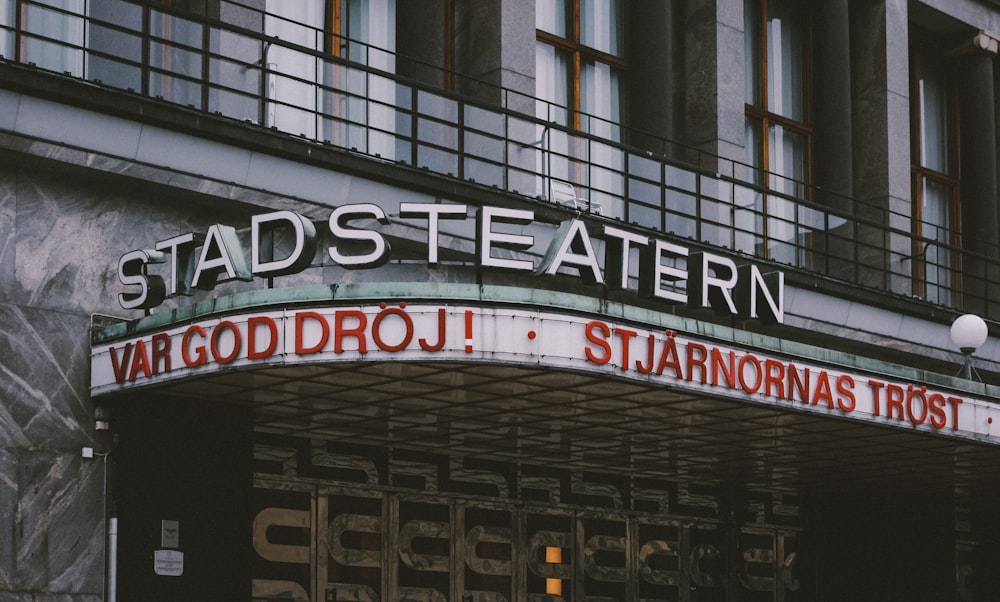 Stadstrean Van god droj building sign