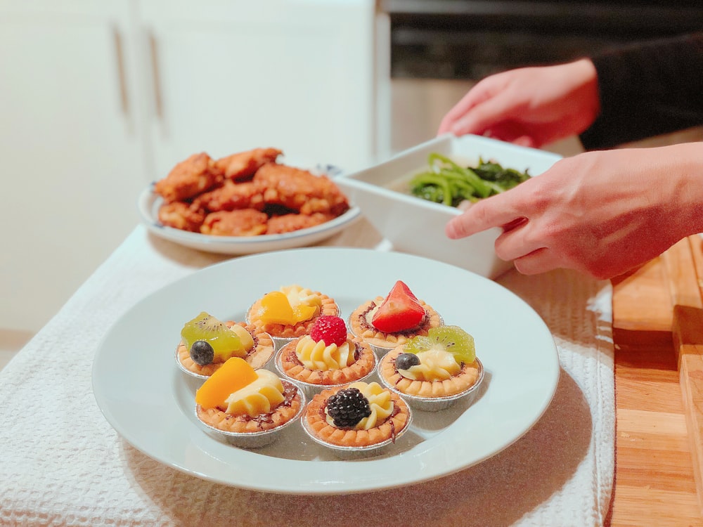 cookies with sliced fruits tappings