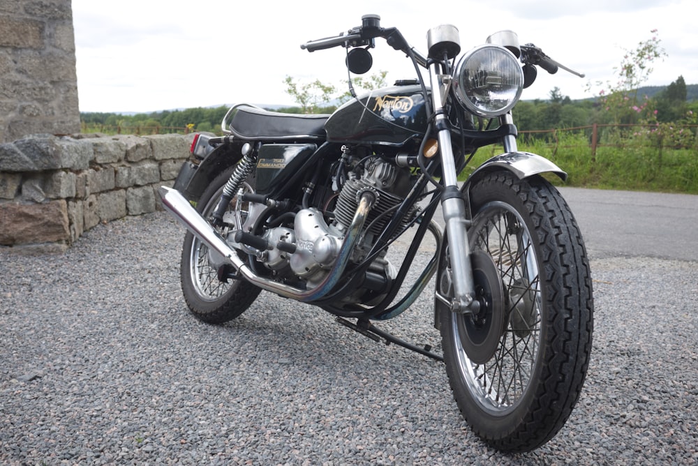 black and gray motorcycle close-up photography