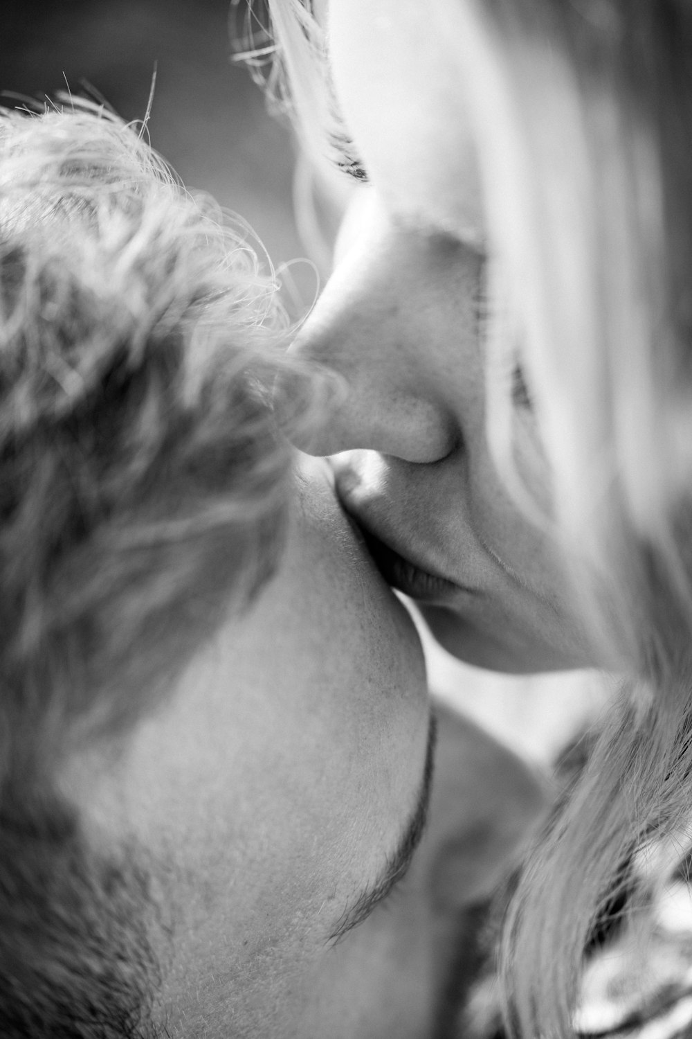 Photographie en niveaux de gris d’un couple