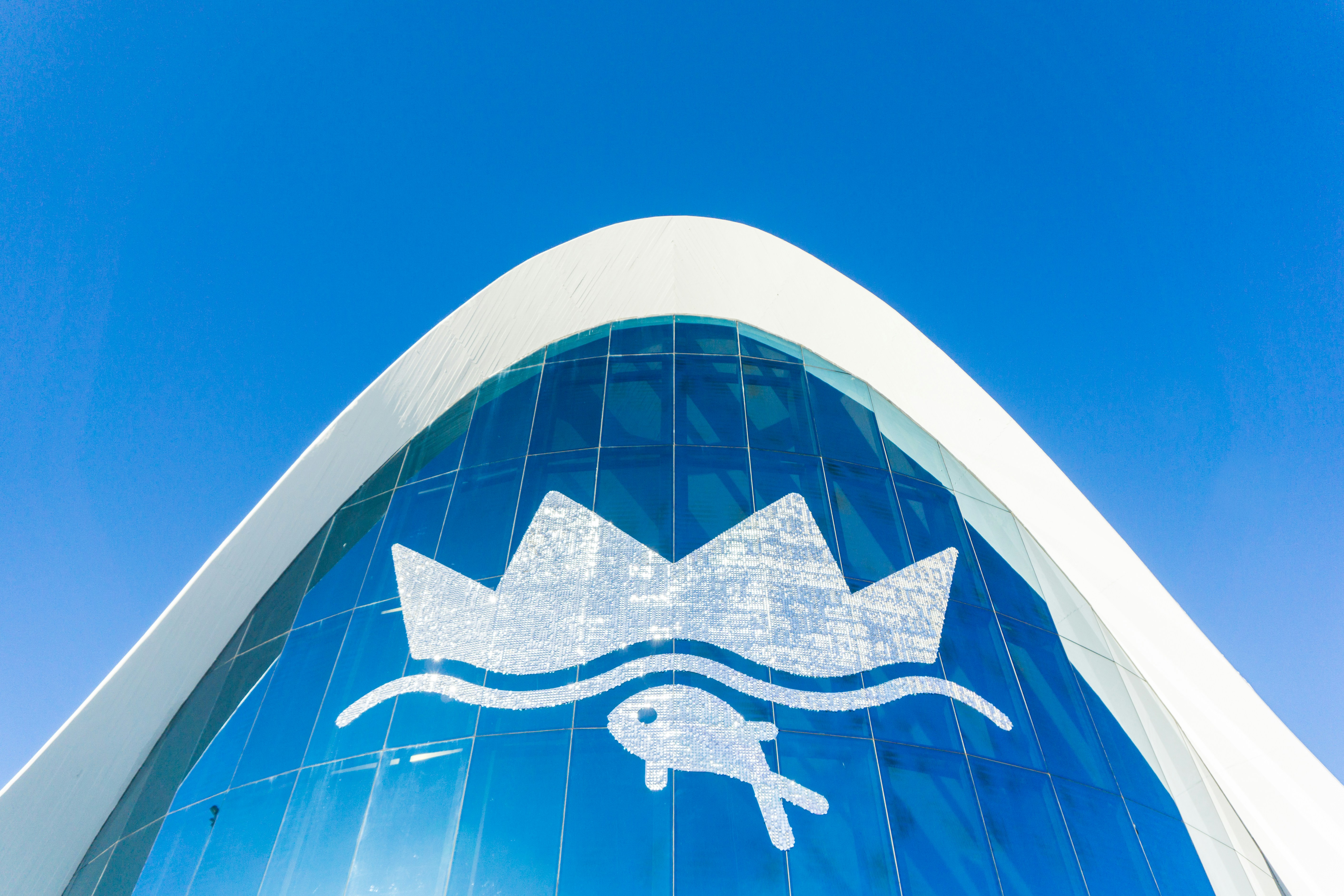 white and blue building close-up photography