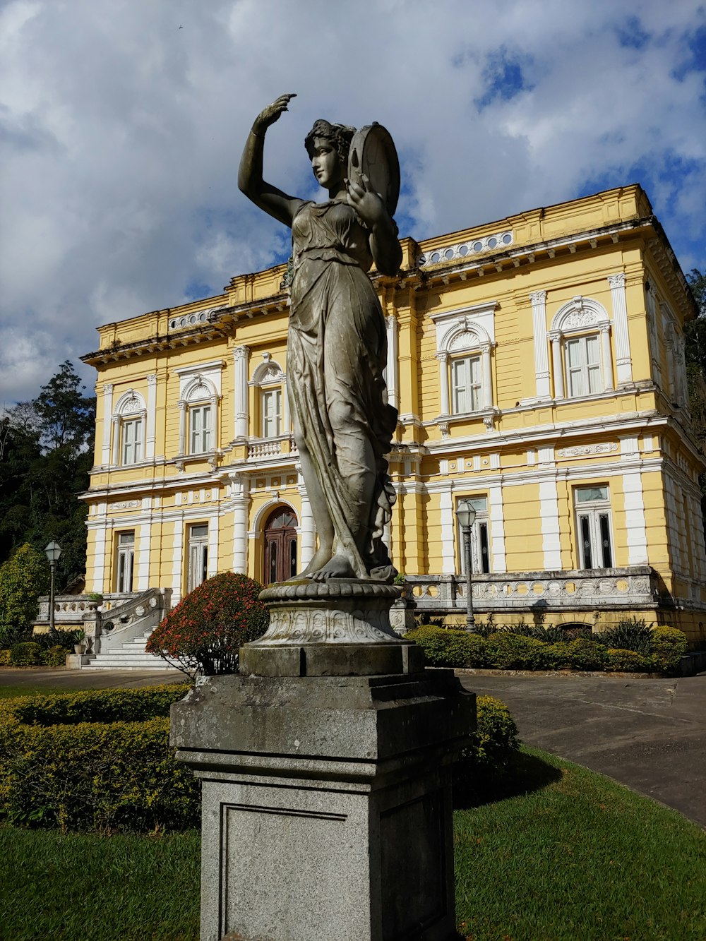 Fotografia de close-up da estátua da mulher de concreto cinza